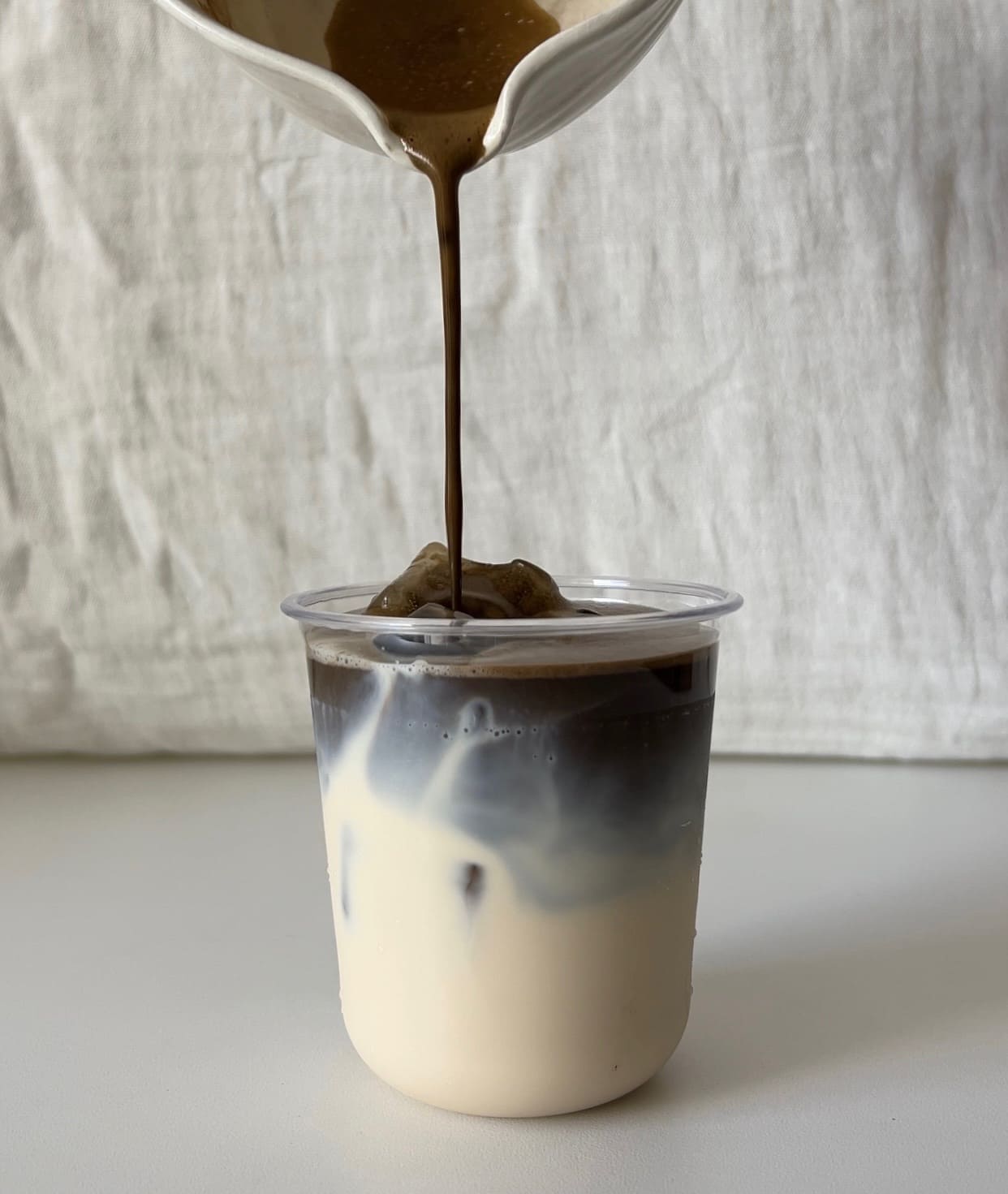 pouring hojicha